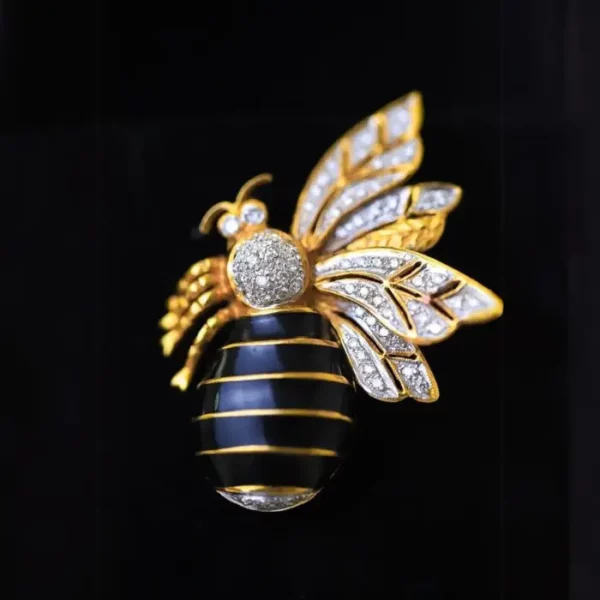 เข็มกลัดผึ้งน้อย Diamond Bee Brooch