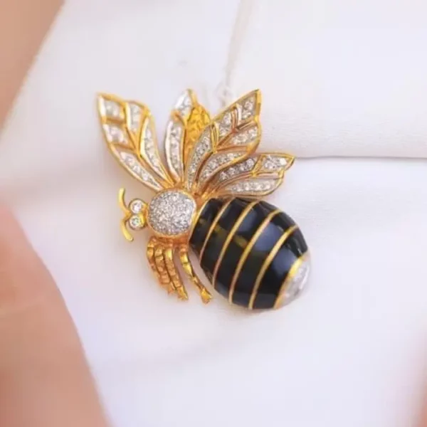 เข็มกลัดผึ้งน้อย Diamond Bee Brooch